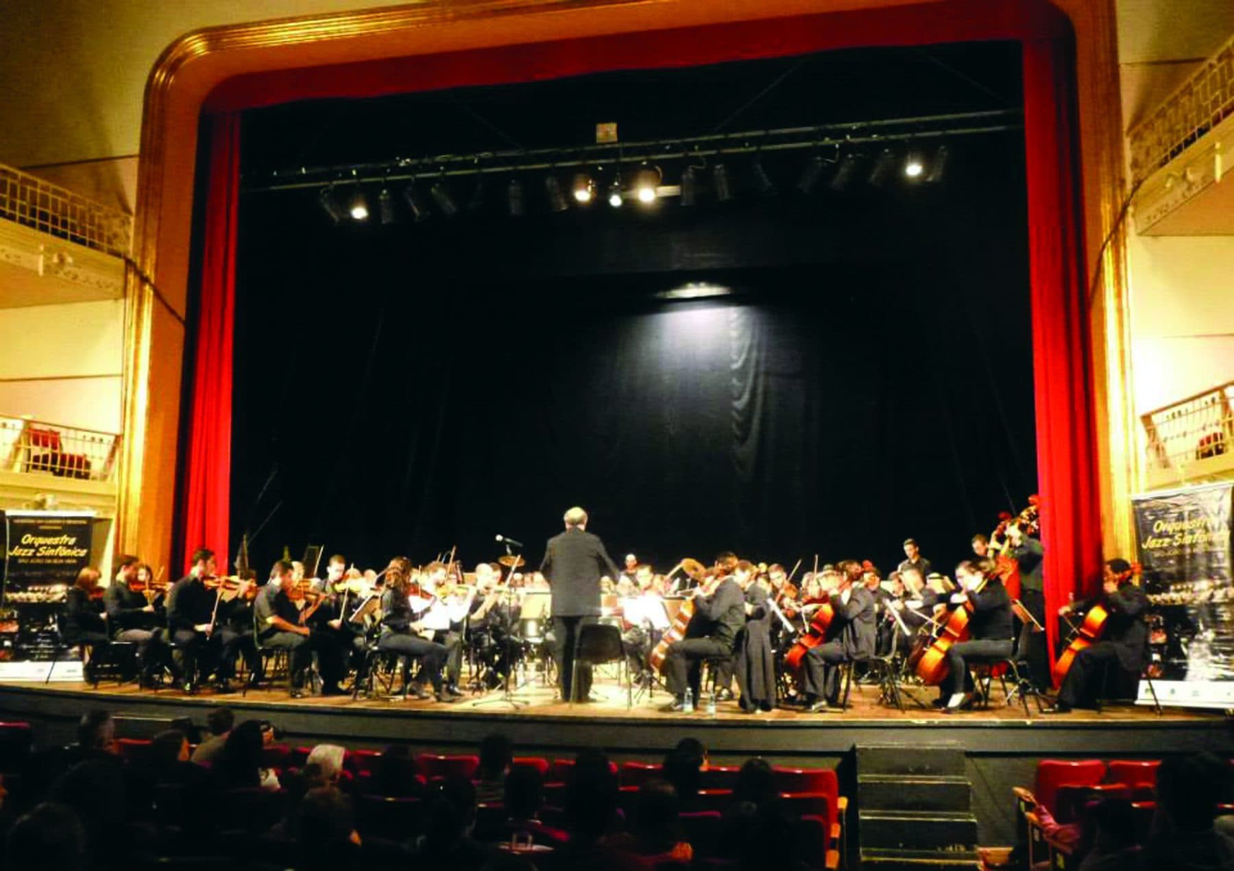 Jazz Sinfônica no palco — o repertório contemporâneo na casa centenária.
