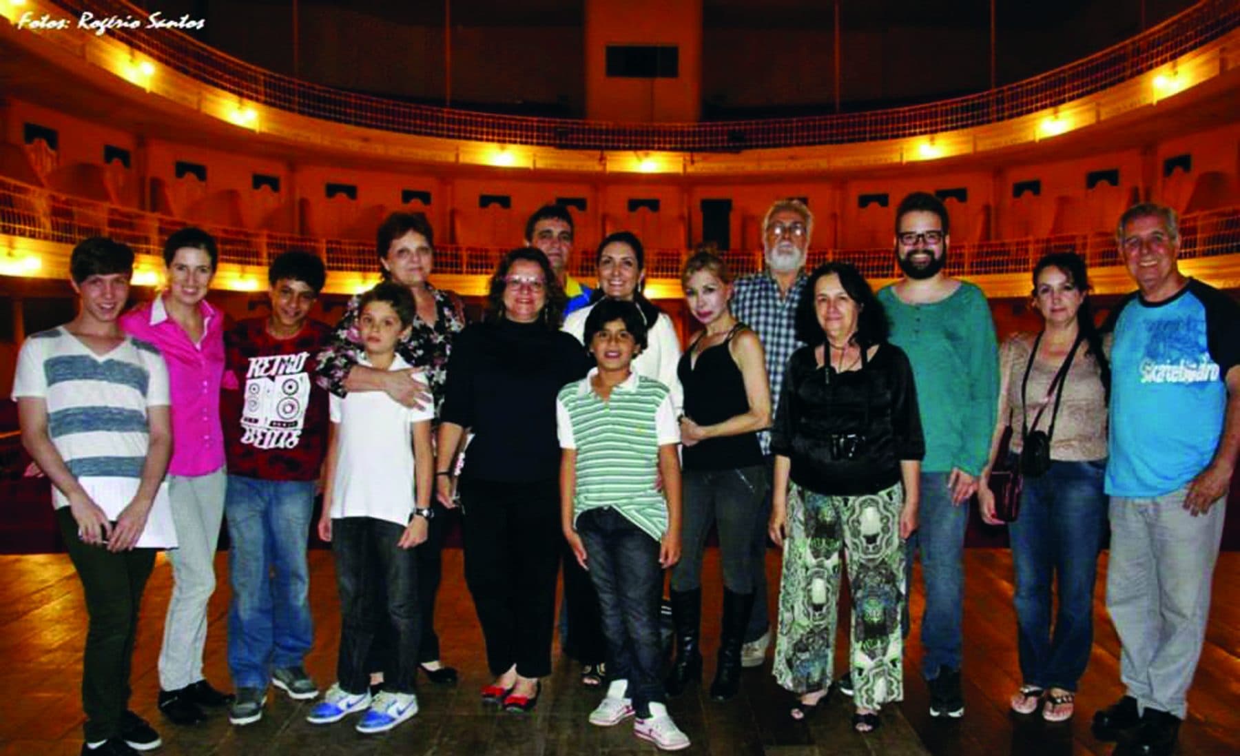 A equipe de Tistu — O Menino do Polegar Verde, posada no palco do Theatro, na Semana do Aniversário de 2013. Foto: Rogério Santos.