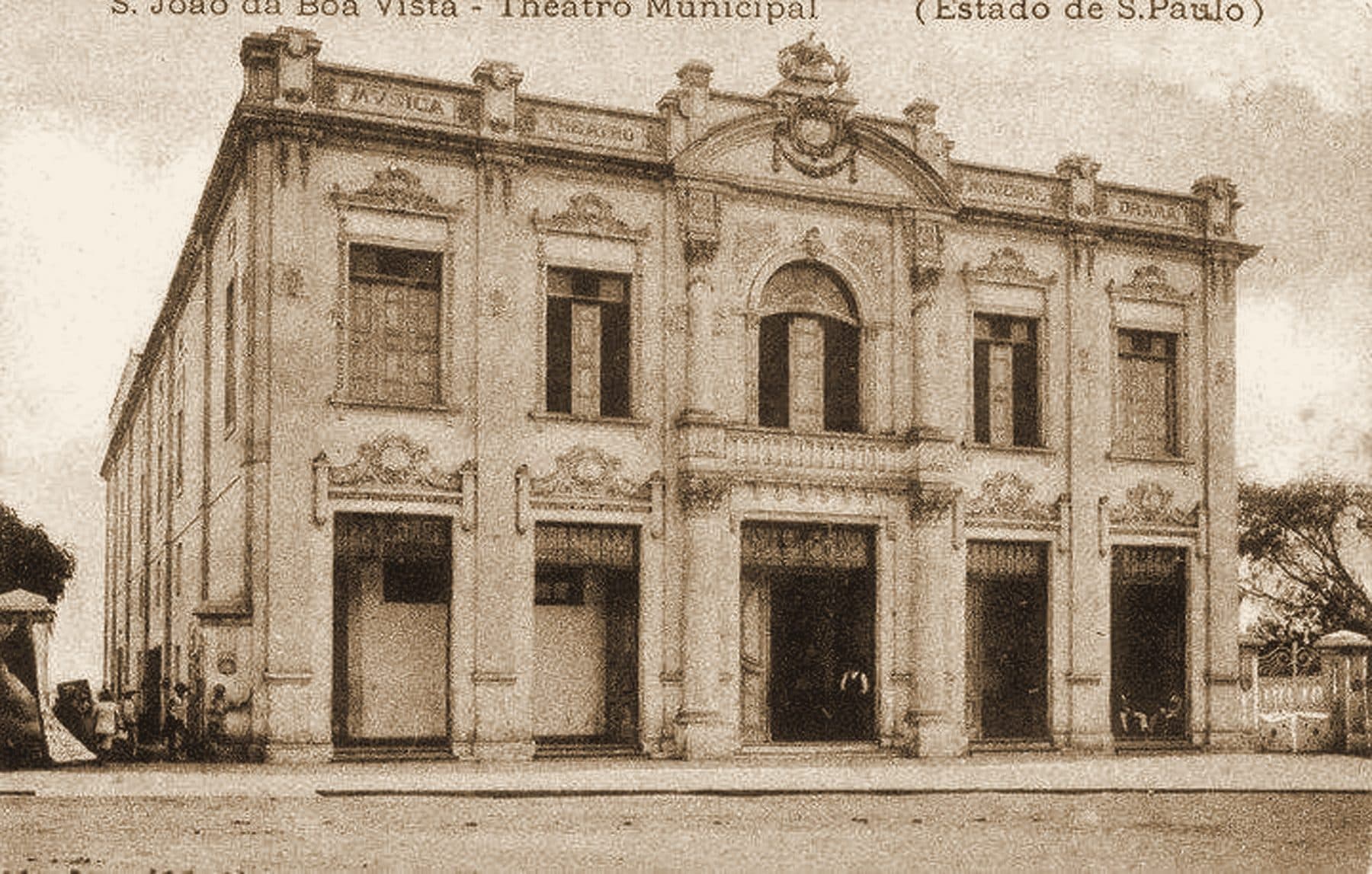 O Theatro em cartão-postal antigo — a casa como cartão da cidade.
