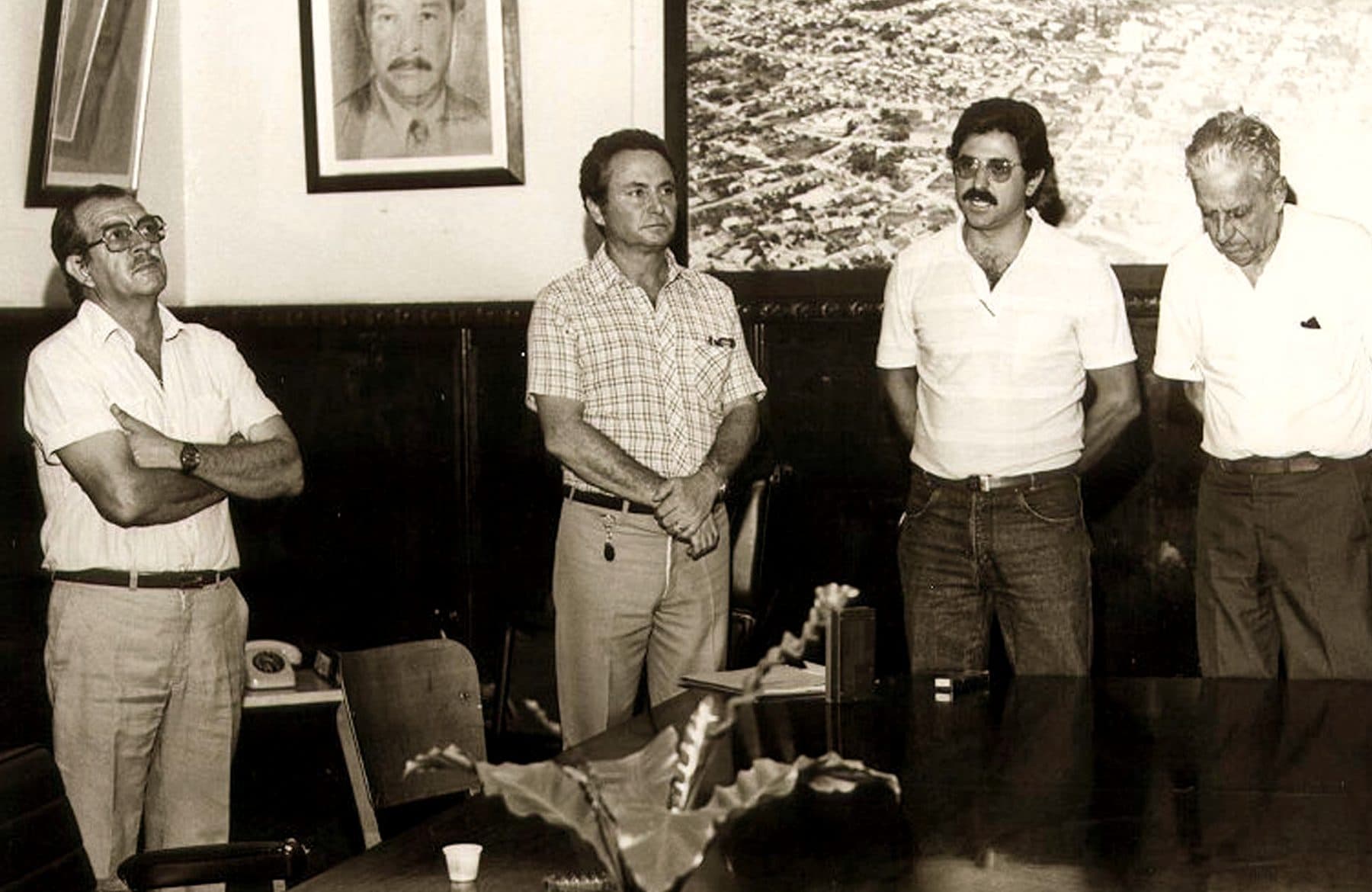 Gastão Michelazzo, não identificado, Sydnei Beraldo e Oliveira Neto no ato da compra do Theatro pela Prefeitura.