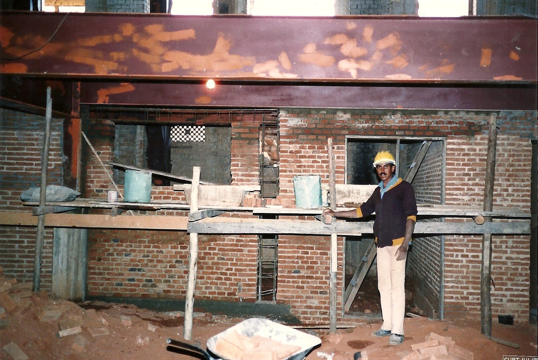 A nova estrutura de sustentação do palco, instalada durante o restauro.