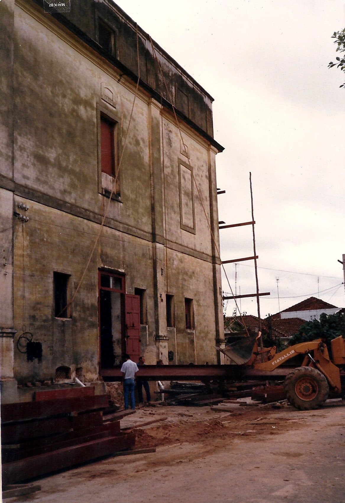 O edifício durante as obras de restauração, com andaimes na fachada.