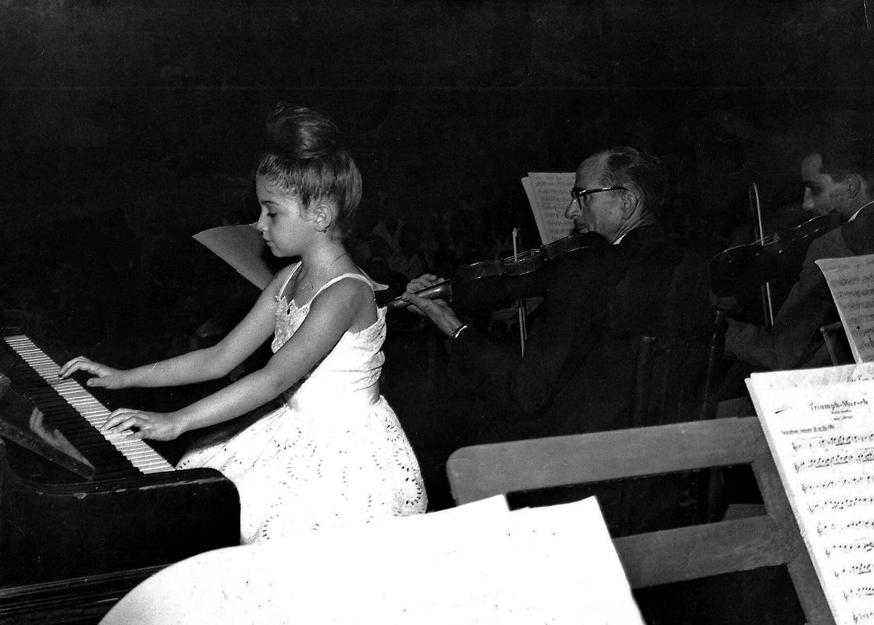 Recital ao piano com a pianista Vânia Noronha, aos seis anos, no palco do Theatro.