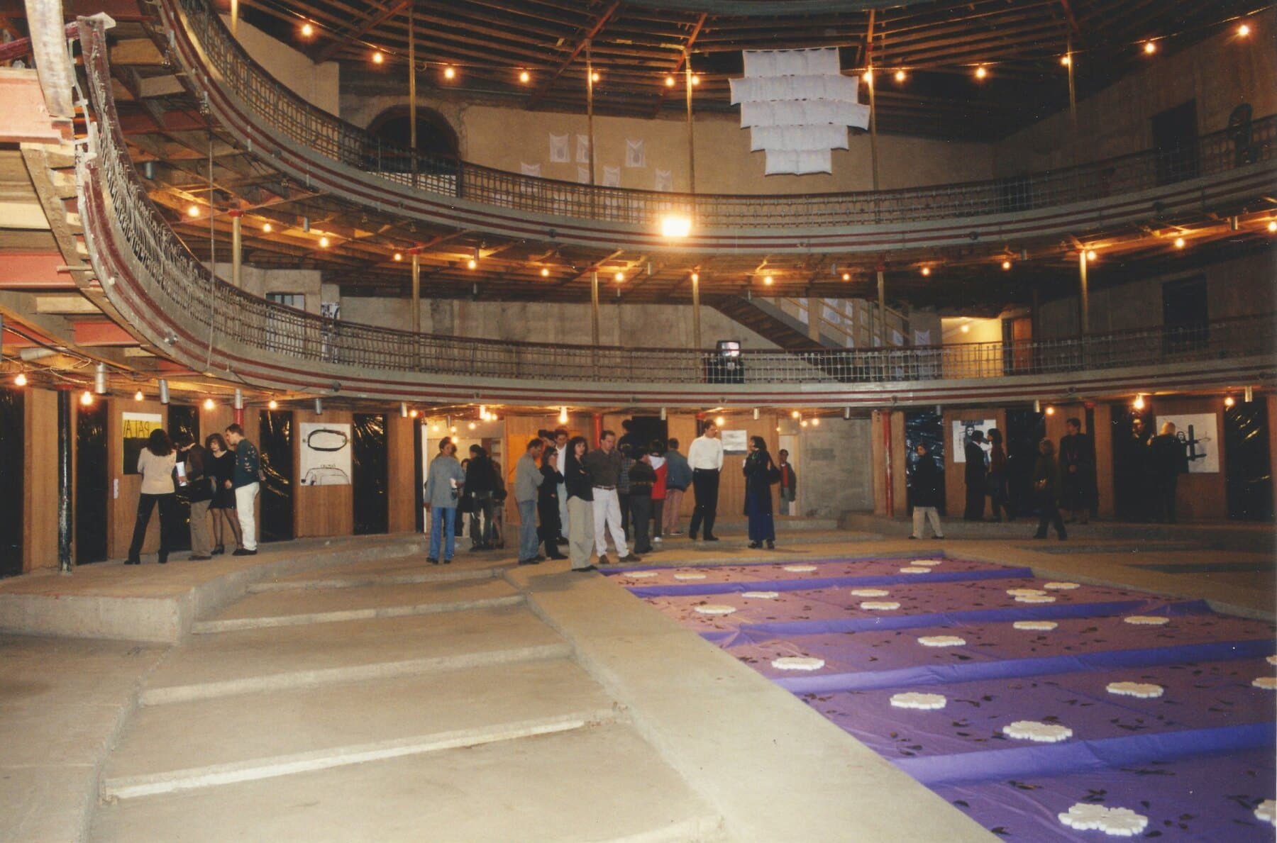 Abertura da Semana Furlanetto, 1998 — a sala ocupada para a festa.