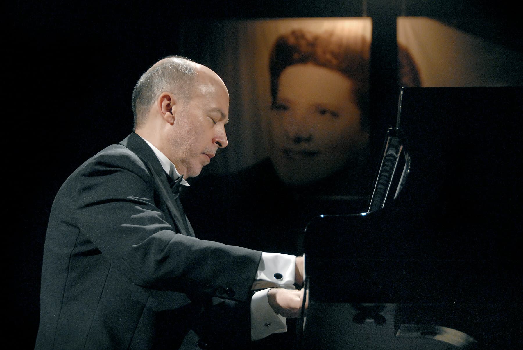 Recital ao piano com Cláudio Richerme, no palco do Theatro.