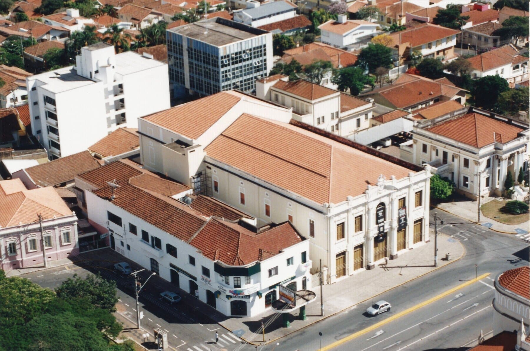 Vista aérea do Theatro Municipal e do centro de São João da Boa Vista.