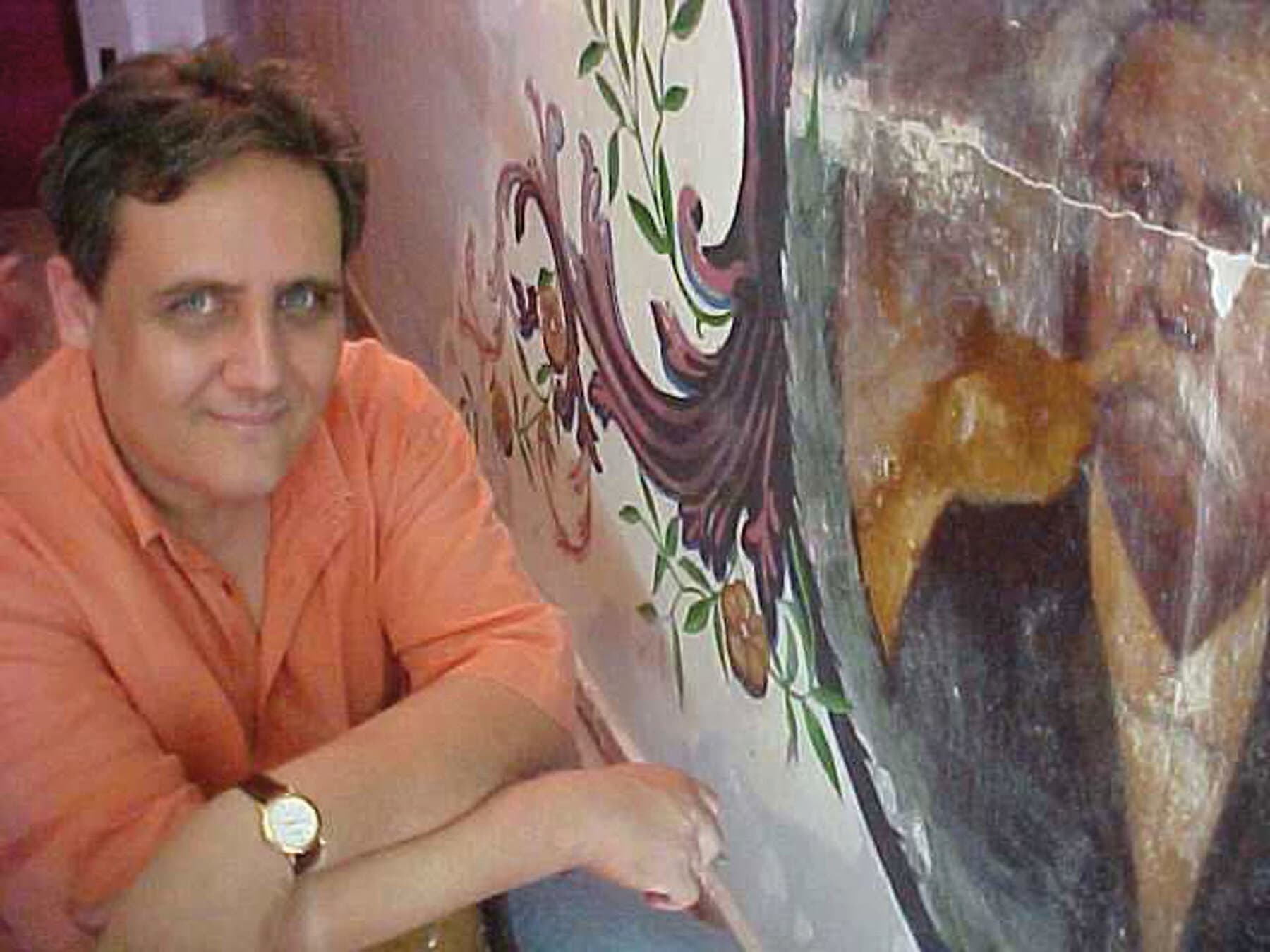 O artista César Roberto Olandim na recuperação da pintura do medalhão de Carlos Gomes, sobre a boca de cena, durante o restauro.