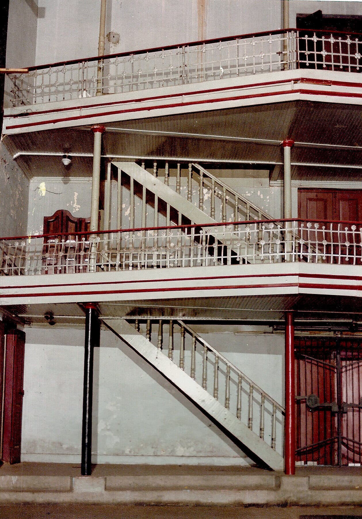 A estrutura metálica instalada no restauro, conciliando segurança e preservação do edifício.