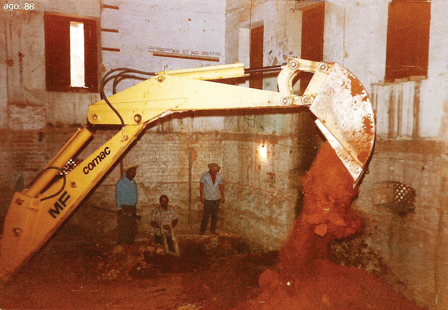 A escavação do fosso da orquestra, sob o palco, com a boca de cena ao fundo, durante as obras.