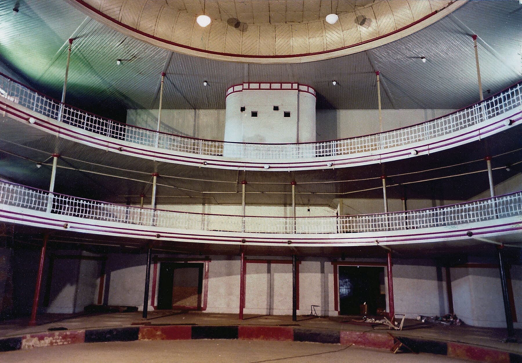 A sala vista da plateia — a boca de cena, o forro decorado e a curva das galerias.