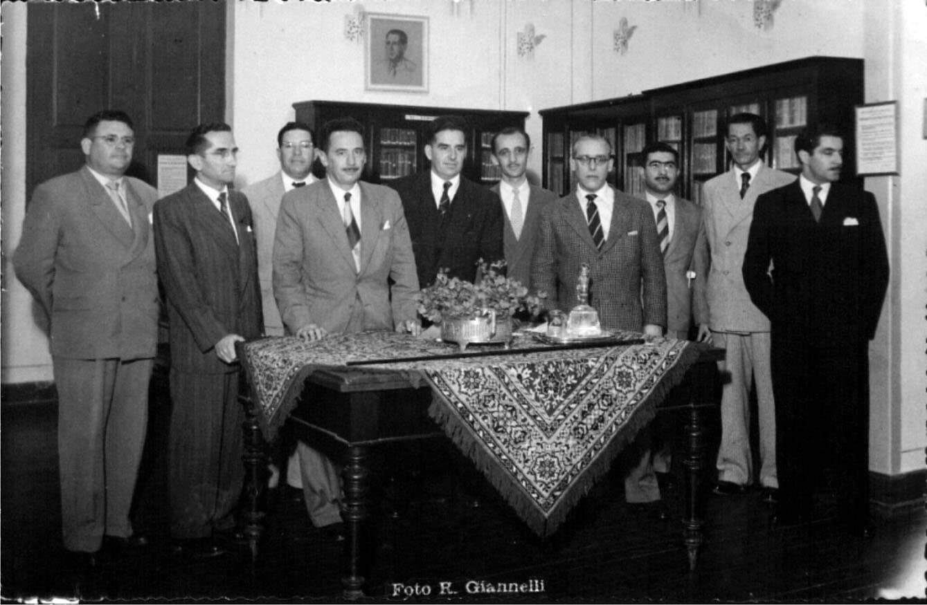 Autoridades à mesa numa solenidade na sala do Theatro — o edifício também como espaço de conferências.