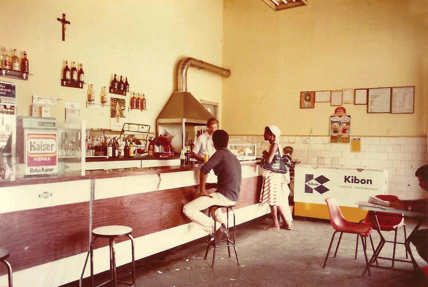O Bar Theatro — memória afetiva de gerações, arrendado em seus últimos anos pela família Pozzi.