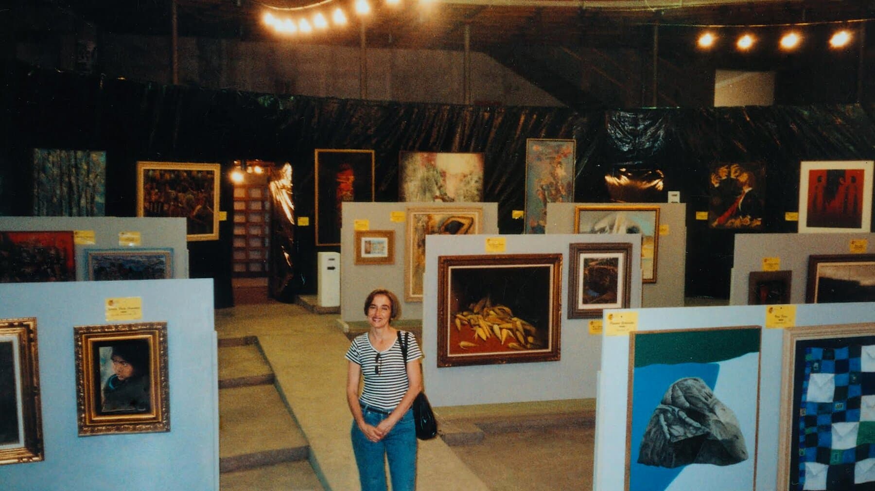 Mostra de artes plásticas no Theatro — a Bienal no foyer.