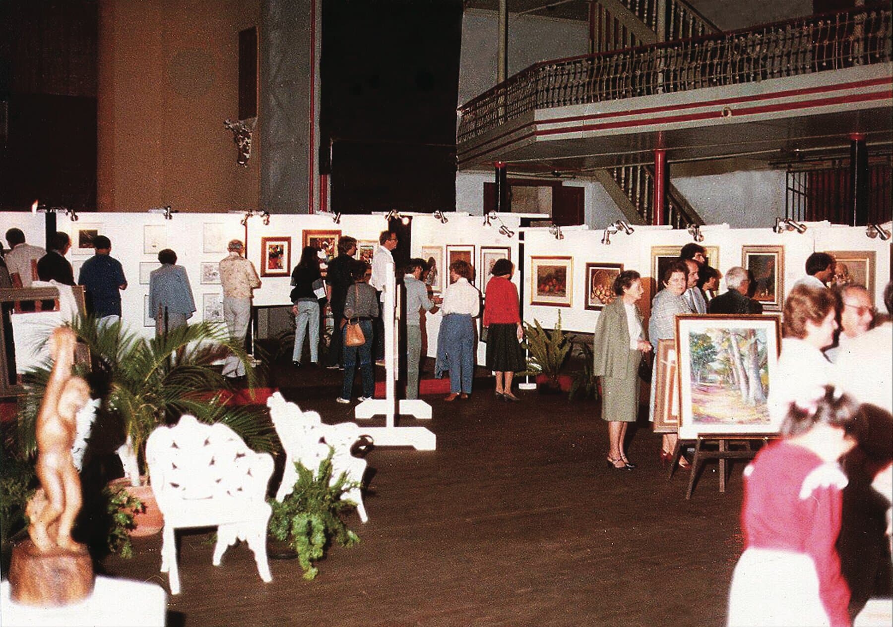 Exposição de arte no Theatro durante a Bienal.
