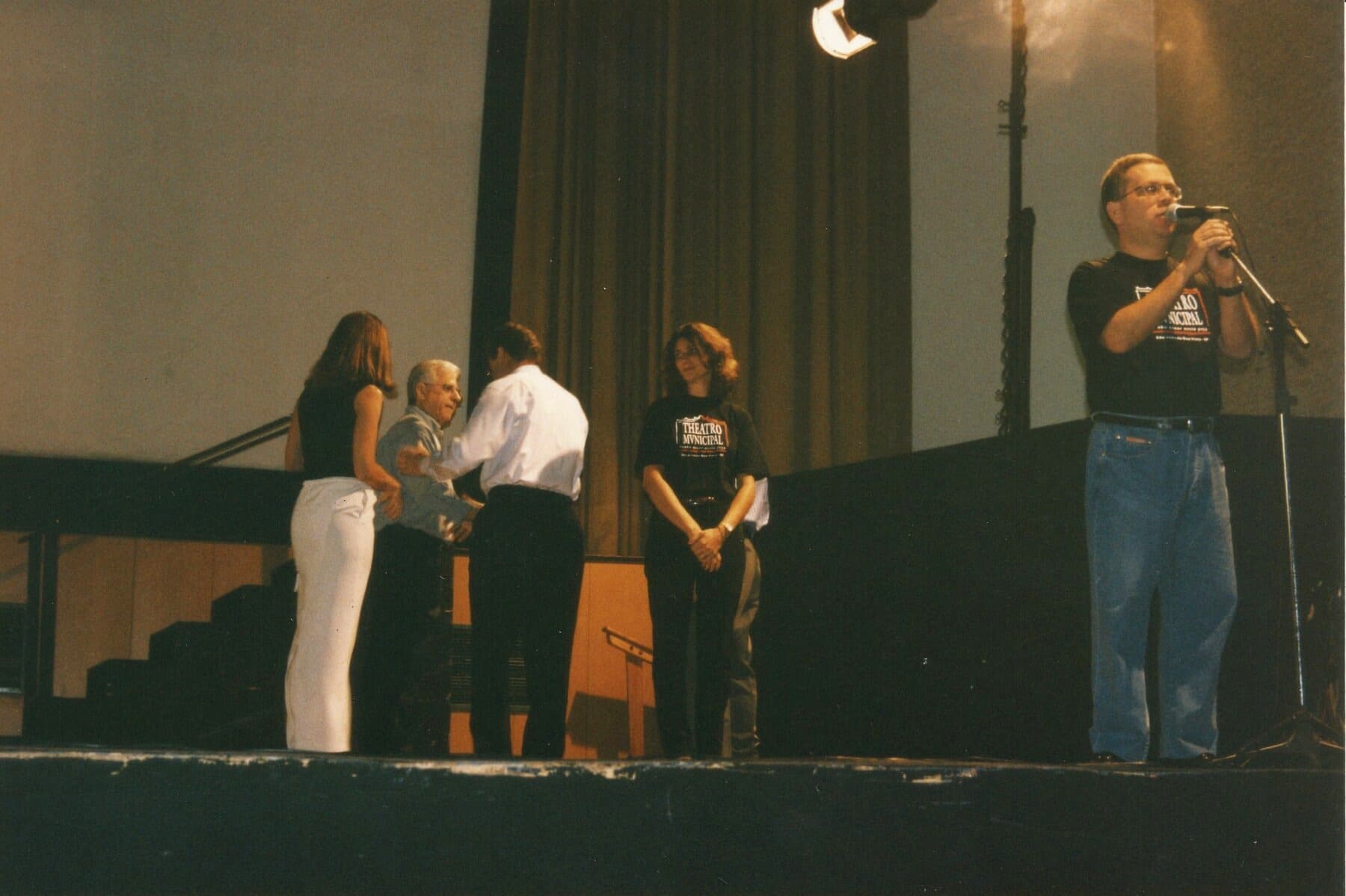 Uma apresentação no palco do Theatro, já recuperado.