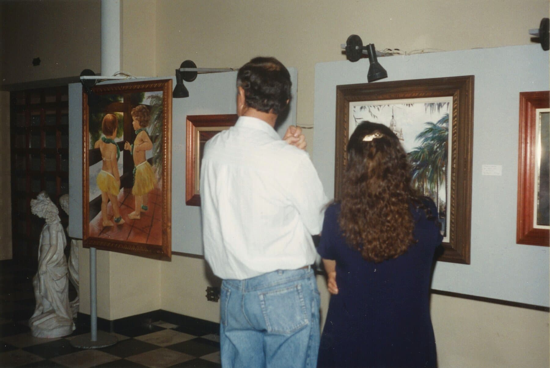 Exposição de Nádia Frigo Januário no foyer do Theatro, 1995.