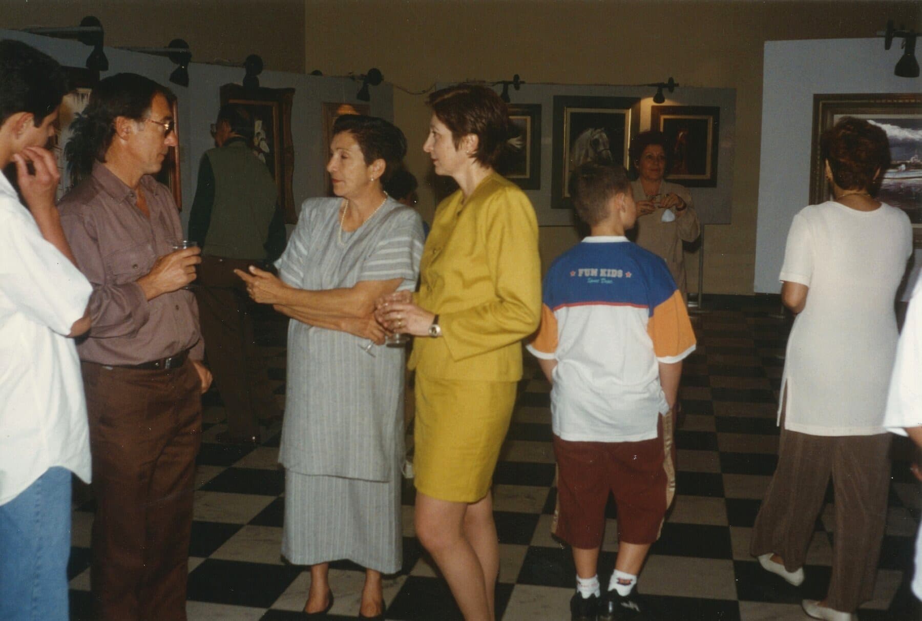 Mostra de Nádia Frigo Januário no foyer do Theatro, 1995.
