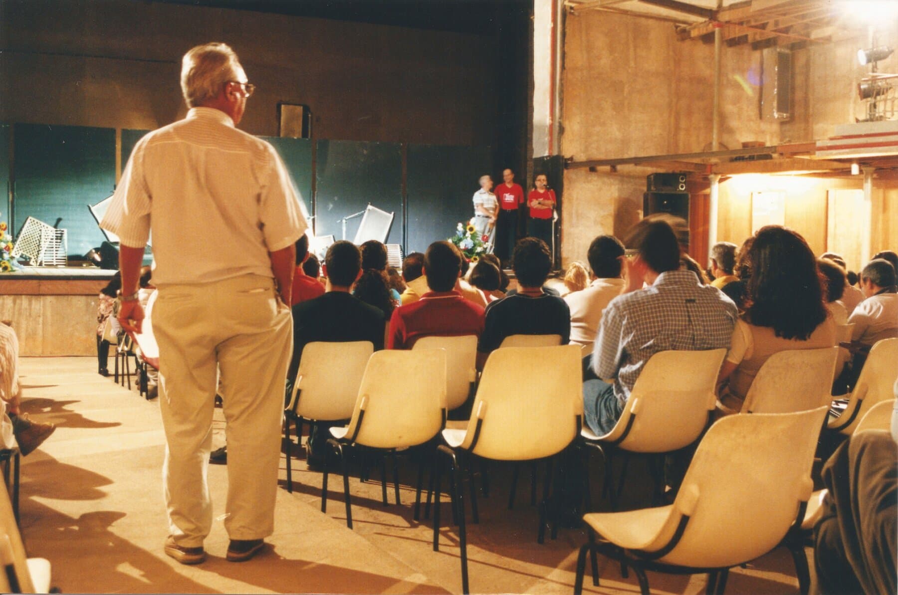 Apresentação para a plateia na sala do Theatro.