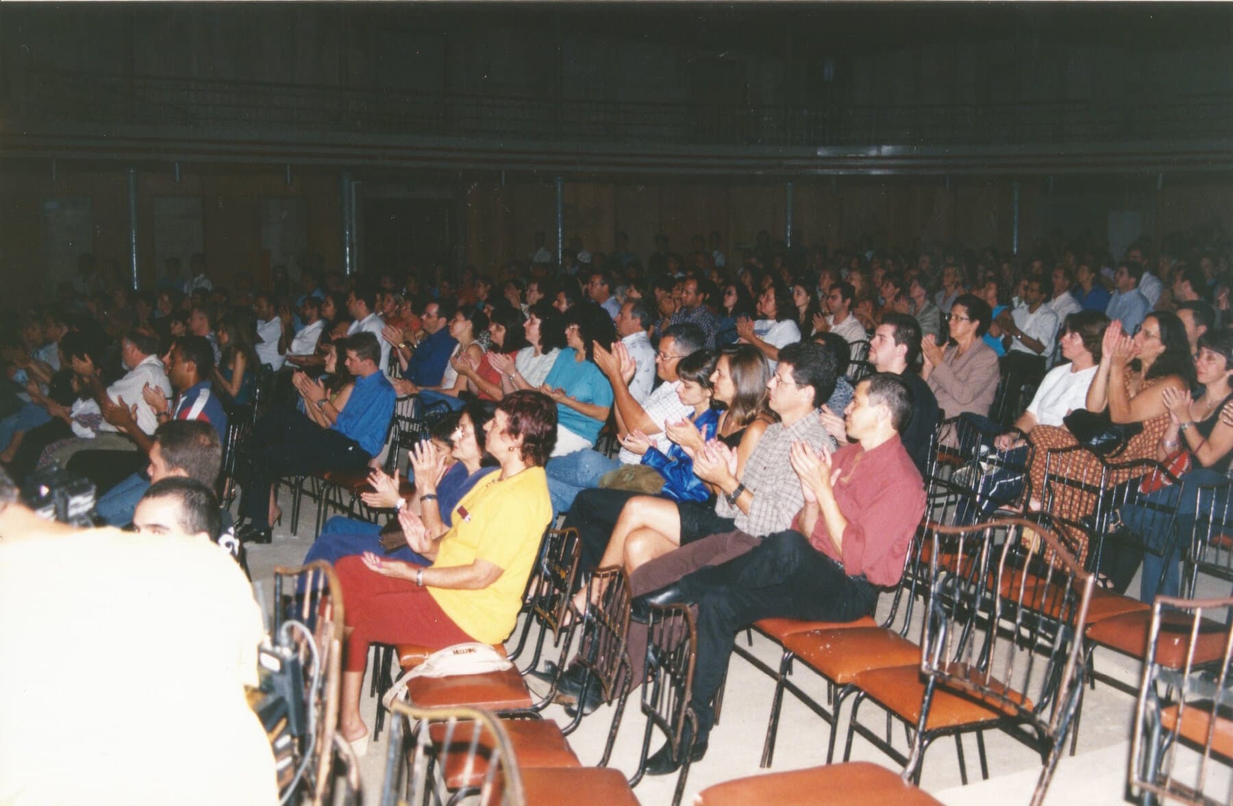 A plateia ocupada para um evento no Theatro.