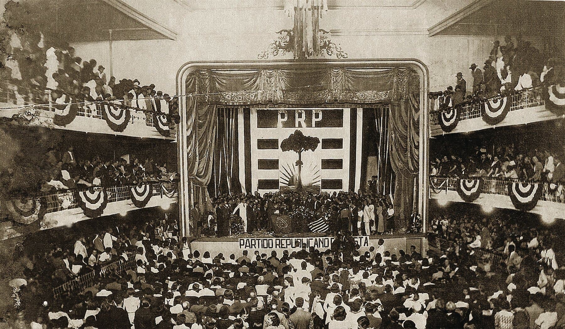 O comício do Partido Republicano Paulista no Theatro, em 9 de dezembro de 1919, com discurso do Dr. Renato Paes de Barros em apoio à candidatura de Rui Barbosa. Fotografias desse dia registraram, ao fundo, o medalhão de Carlos Gomes — e viriam a guiar o seu restauro.