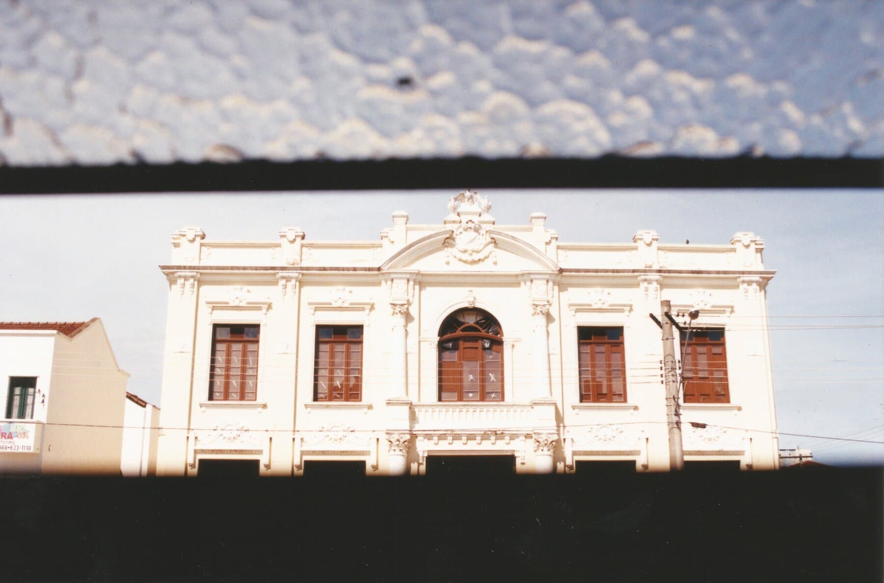 A fachada restaurada, em vista frontal a partir da praça.