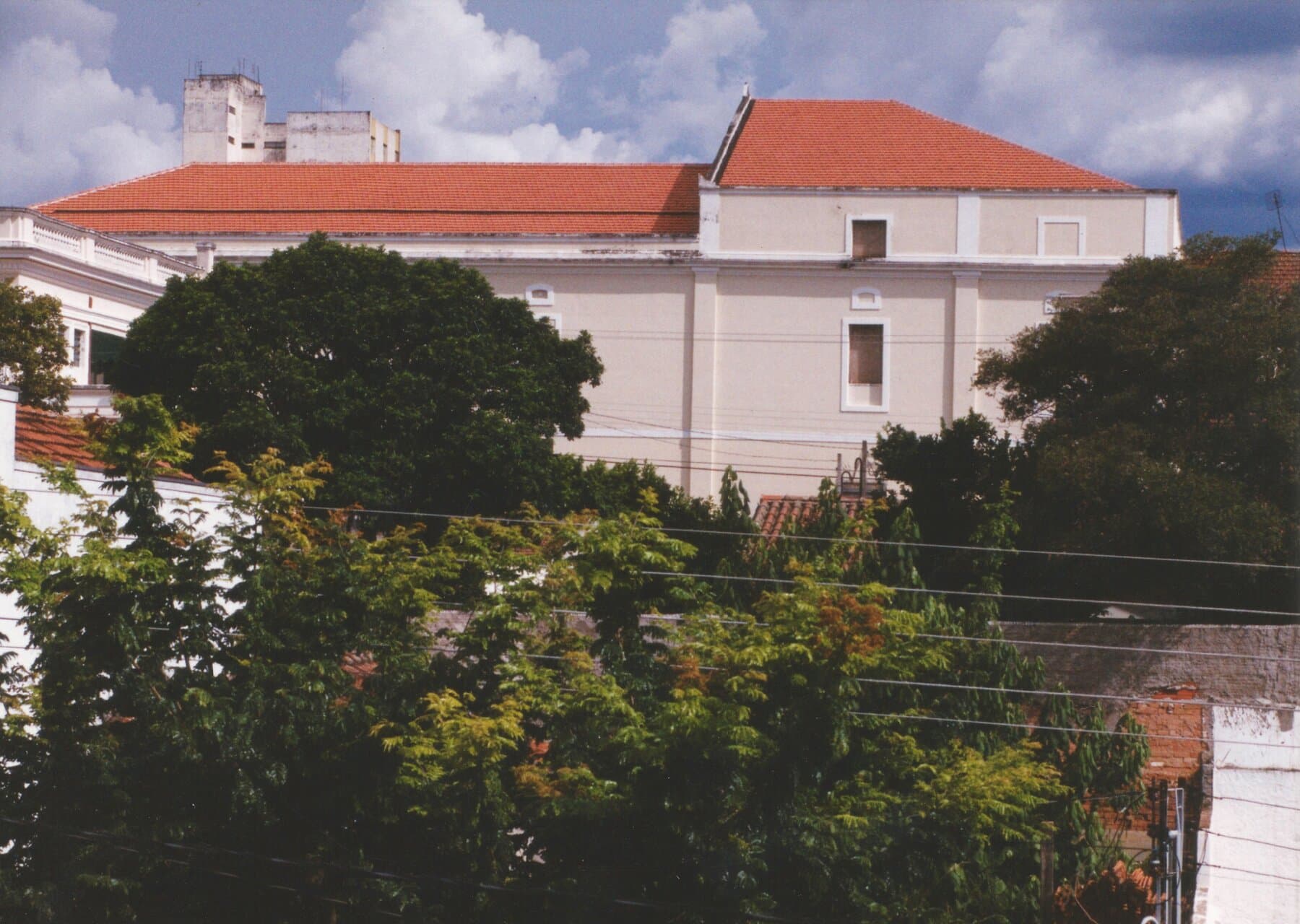 O Theatro no conjunto urbano, visto à distância.