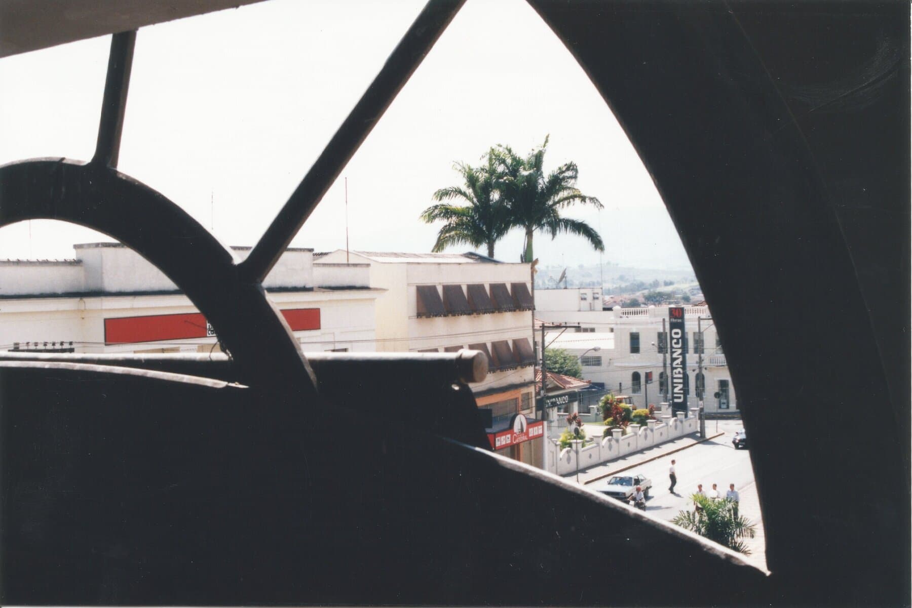 A cidade vista do alto do Theatro, por entre os ornamentos da platibanda.