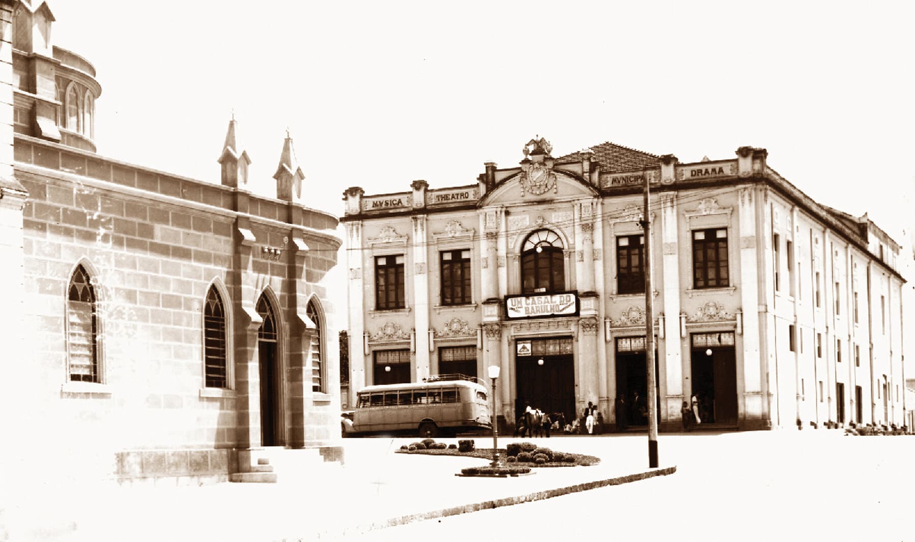A fachada do Theatro e os casarões vizinhos, em registro antigo.