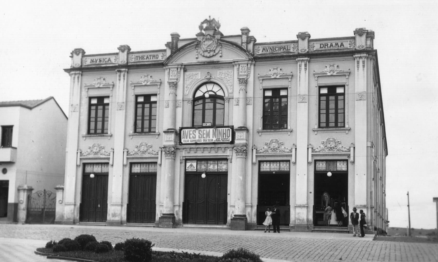 A fachada eclética do Theatro em fotografia antiga.