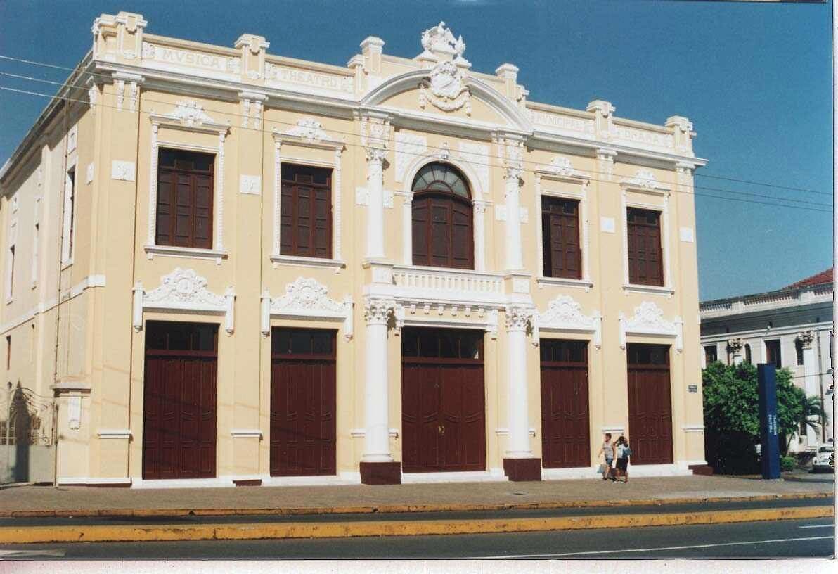 A fachada eclética do Theatro, voltada para a Praça da Catedral.