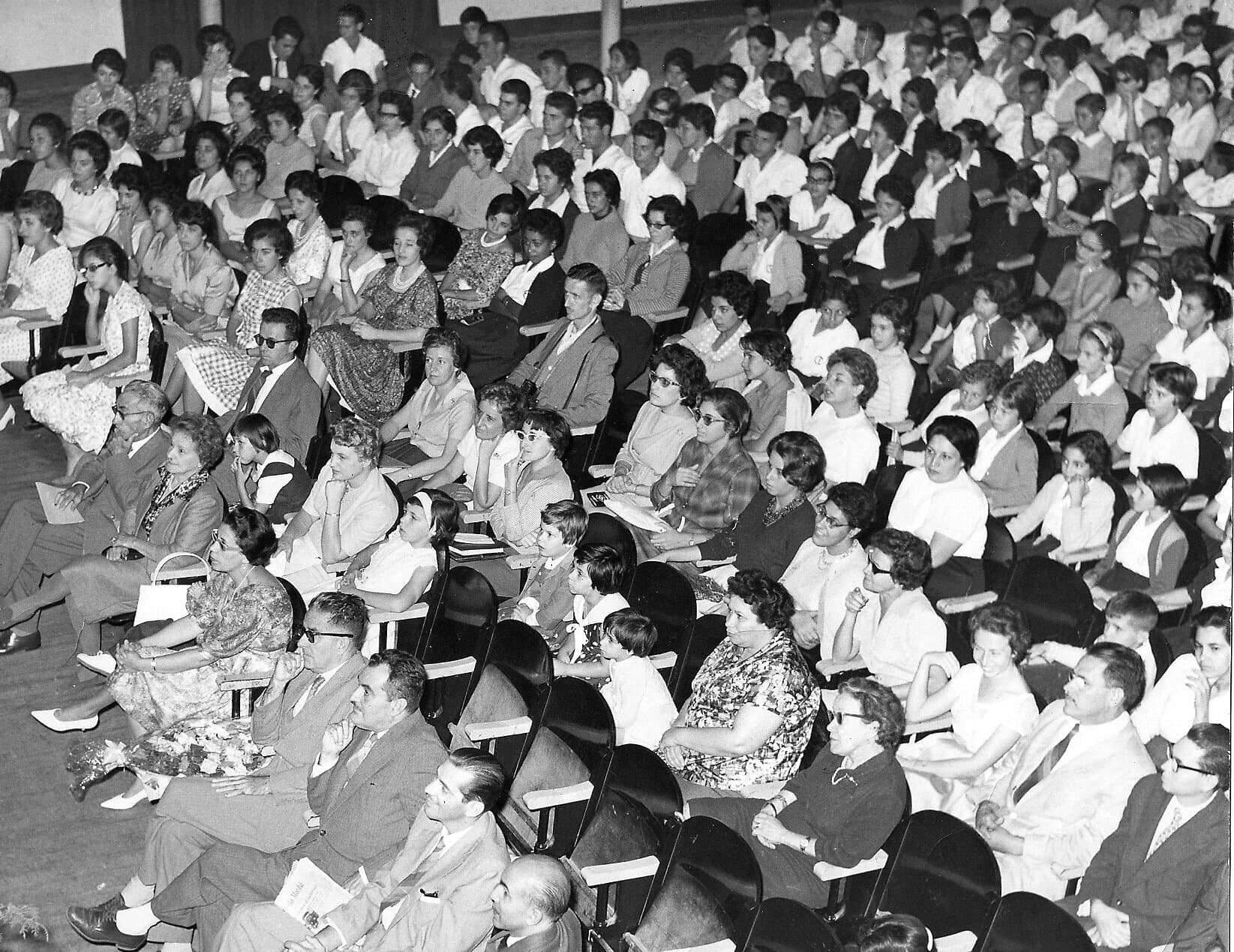 Homenagem no Theatro Municipal, com a plateia lotada — registro histórico.