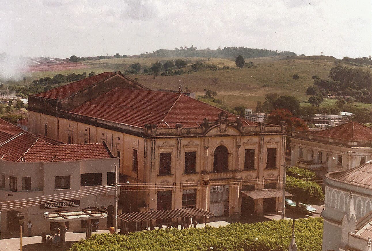 O Theatro e as colinas da cidade ao fundo, em registro antigo.