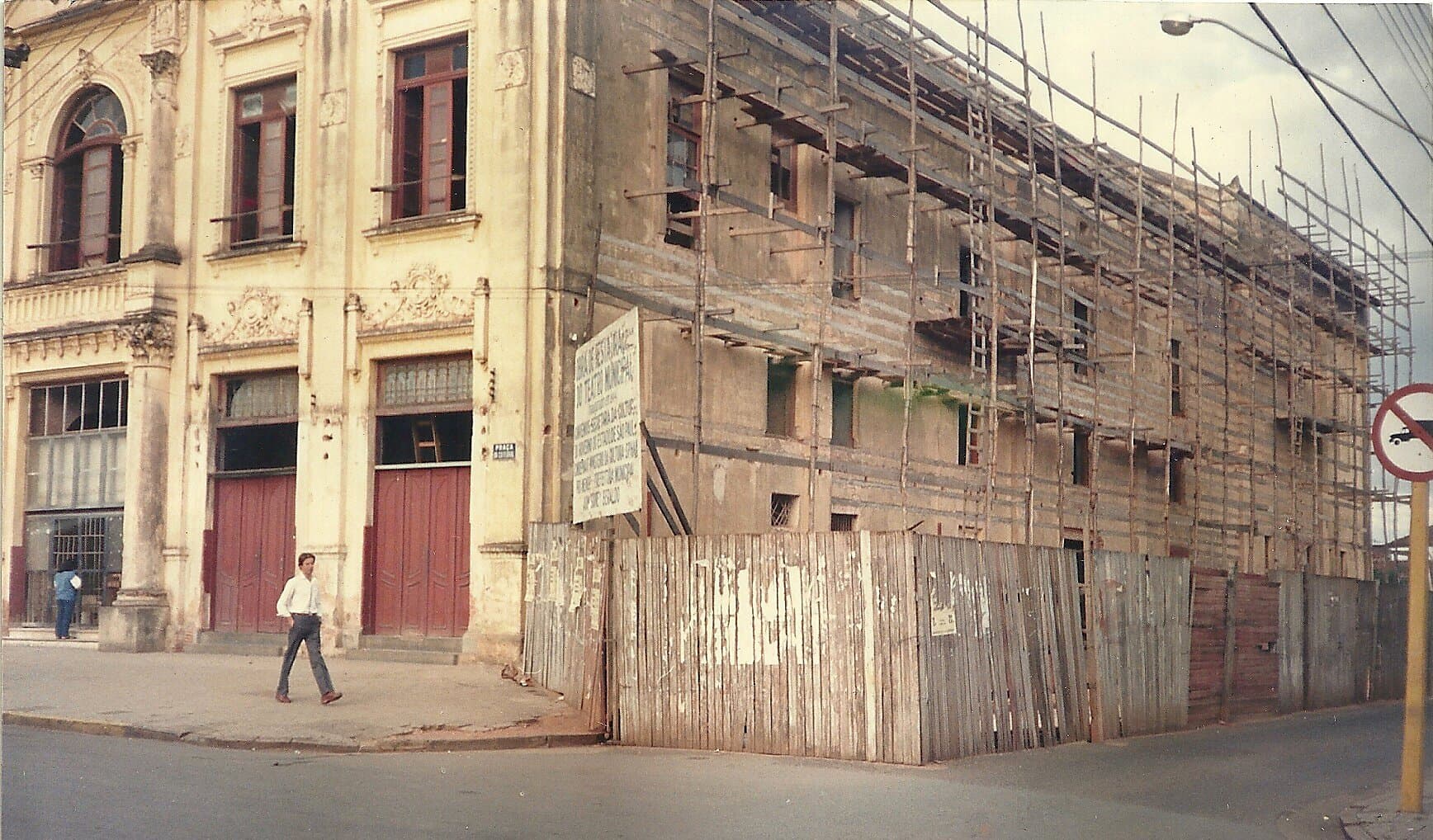 O Theatro e o casario do centro, em registro antigo.