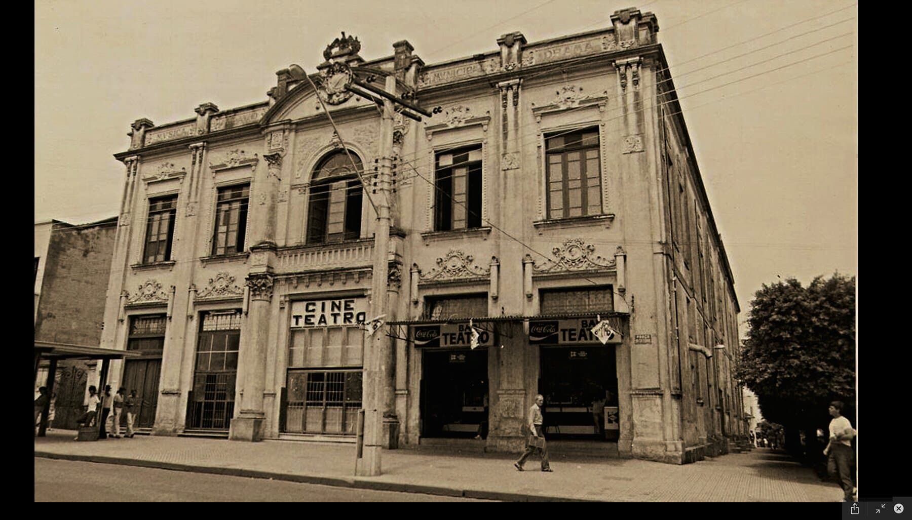 O Theatro visto de frente, em fotografia de outra época.