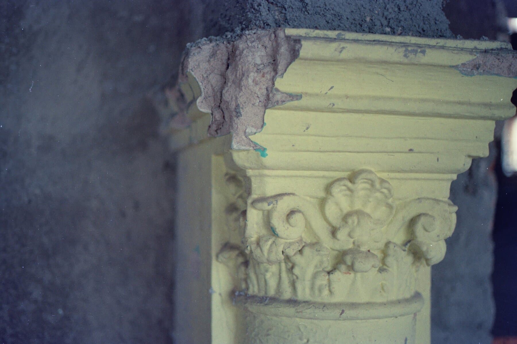 Detalhe de capitel e ornamentação da sala, no estilo eclético.