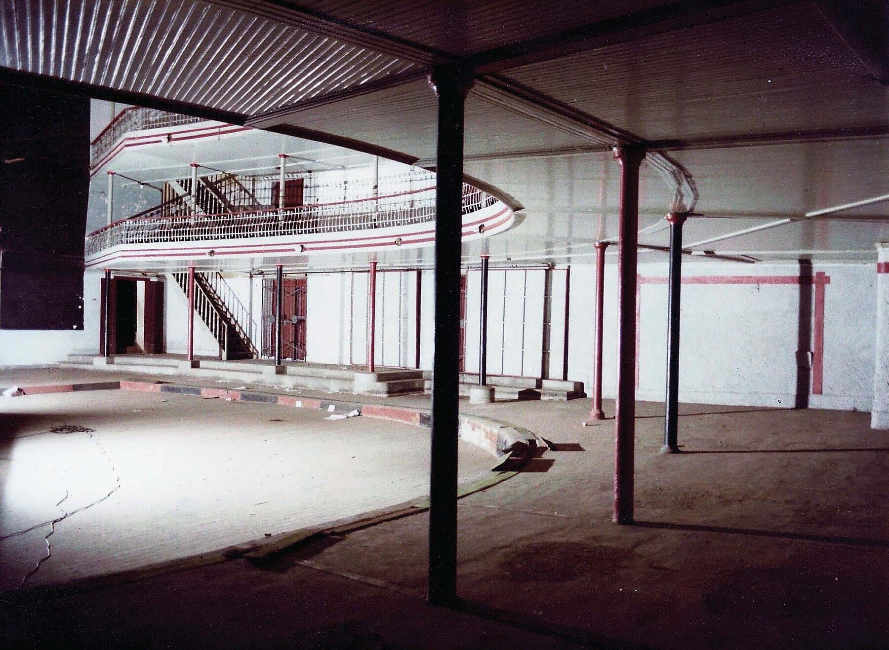 Um salão interno esvaziado para as obras de restauro.