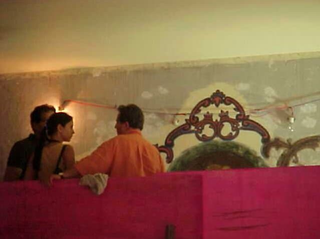 César Roberto Olandim, no andaime, recuperando a pintura decorativa da sala.