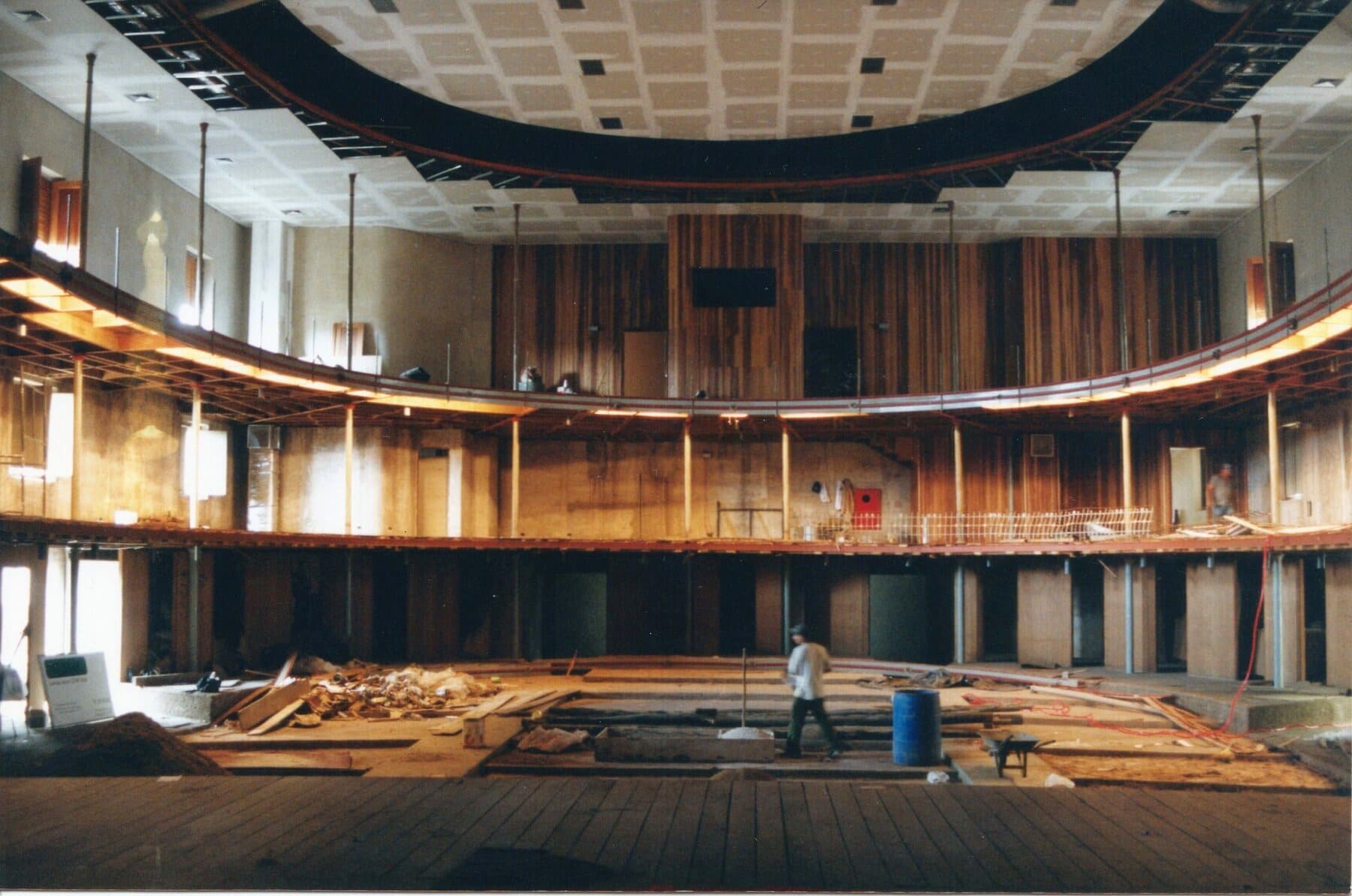 A sala durante as obras, com as galerias à mostra.