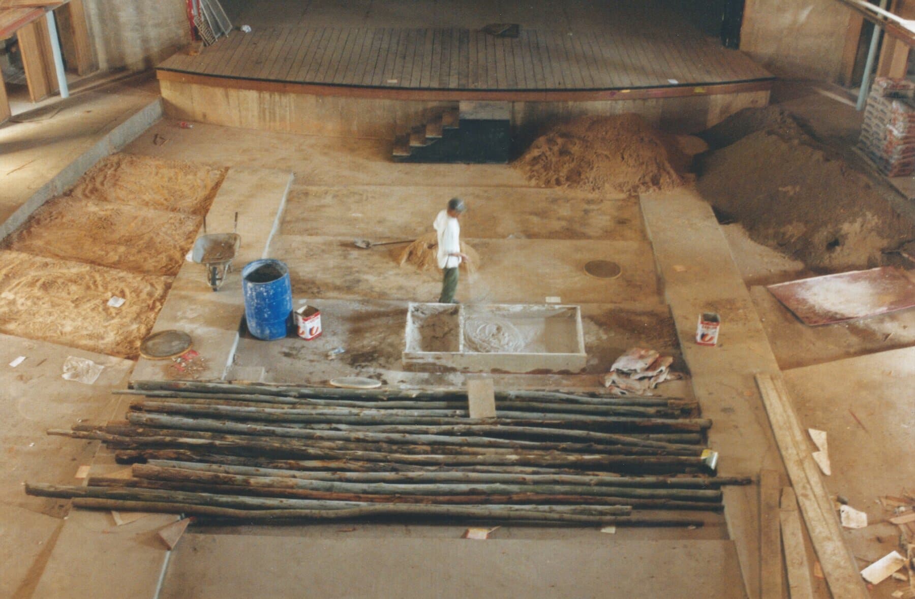A escavação e o trabalho no piso, durante as obras.