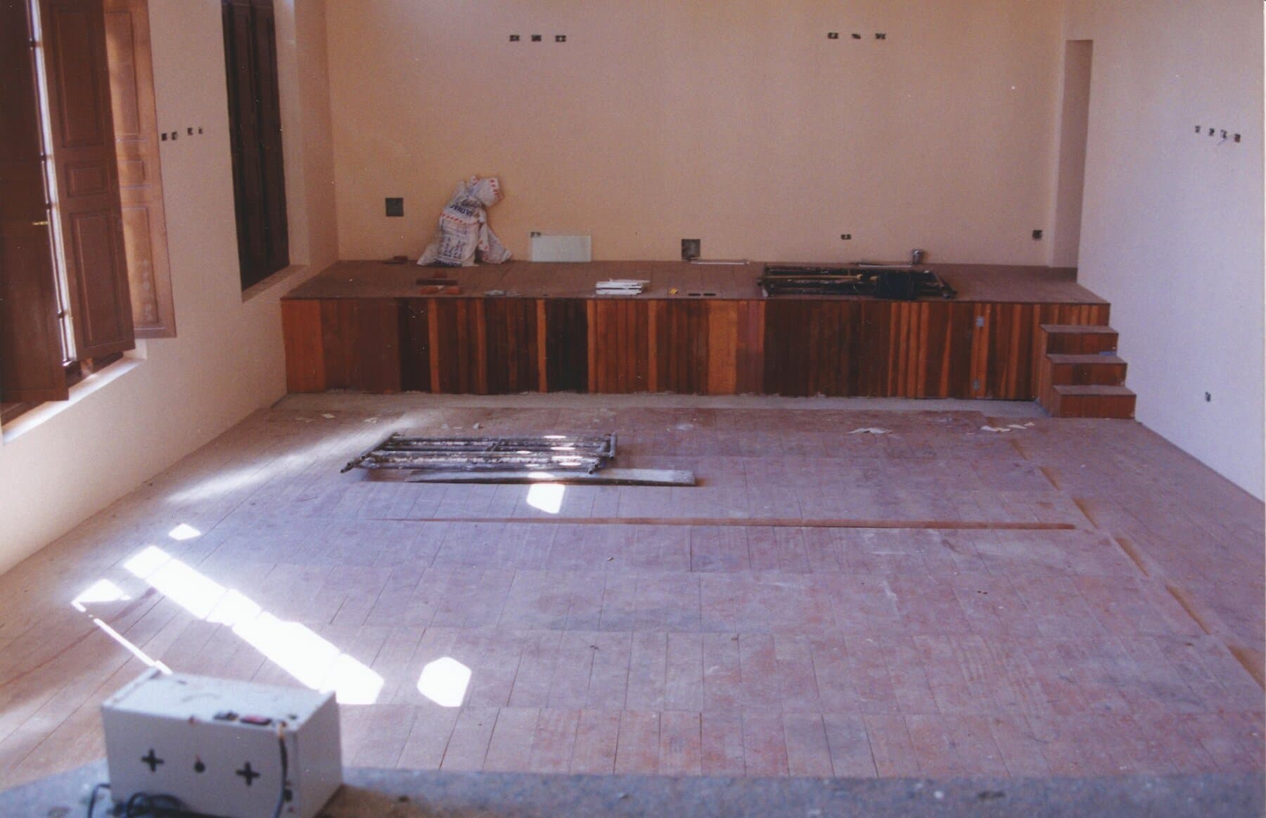 Um ambiente em obras, durante a restauração.