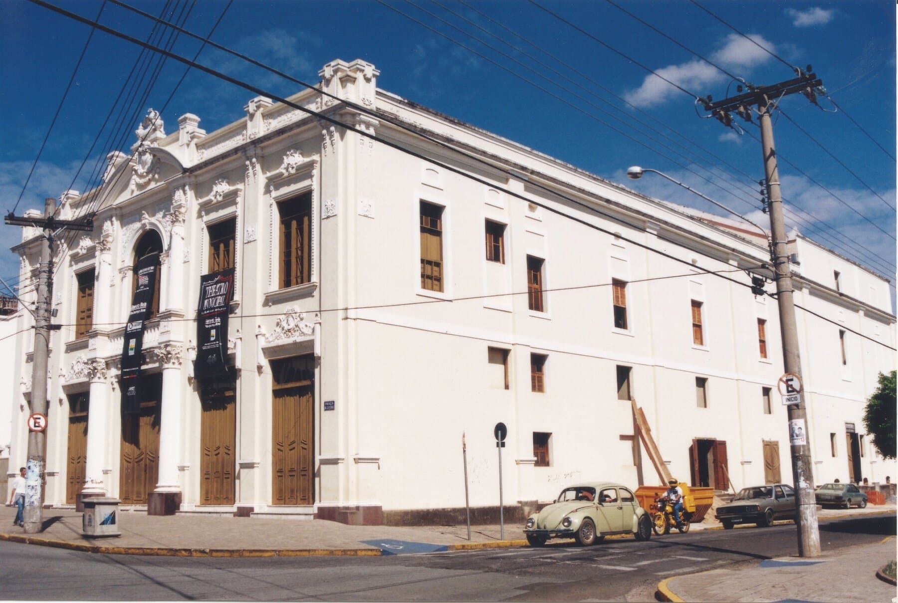 A fachada com andaimes, durante a recuperação externa.