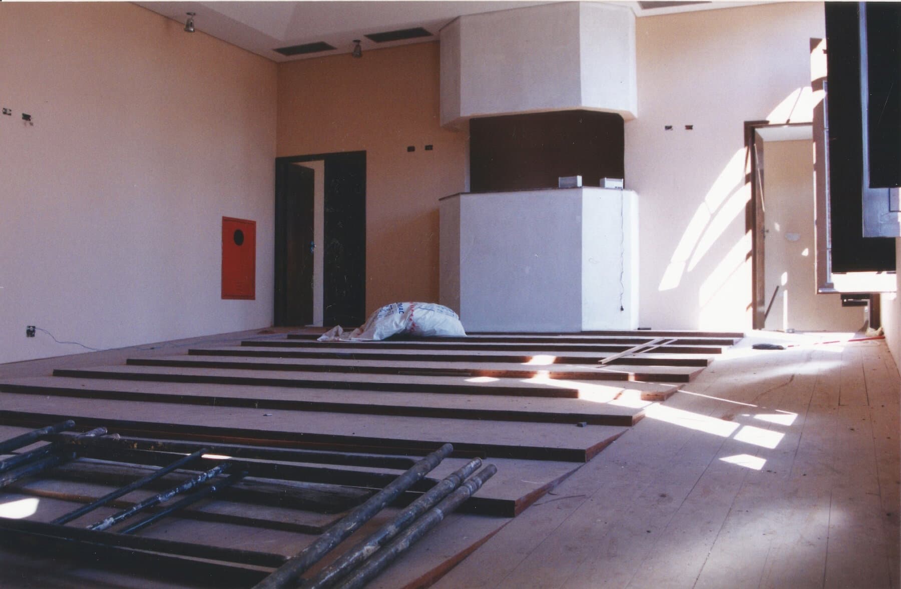 Um dos ambientes internos no decorrer das obras de restauro.