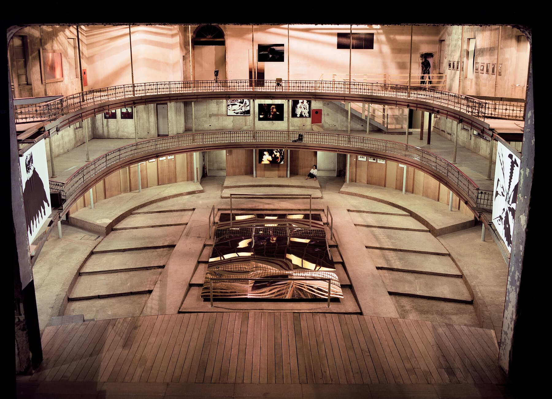 O interior e a curva das galerias do Theatro, em registro de 1999.