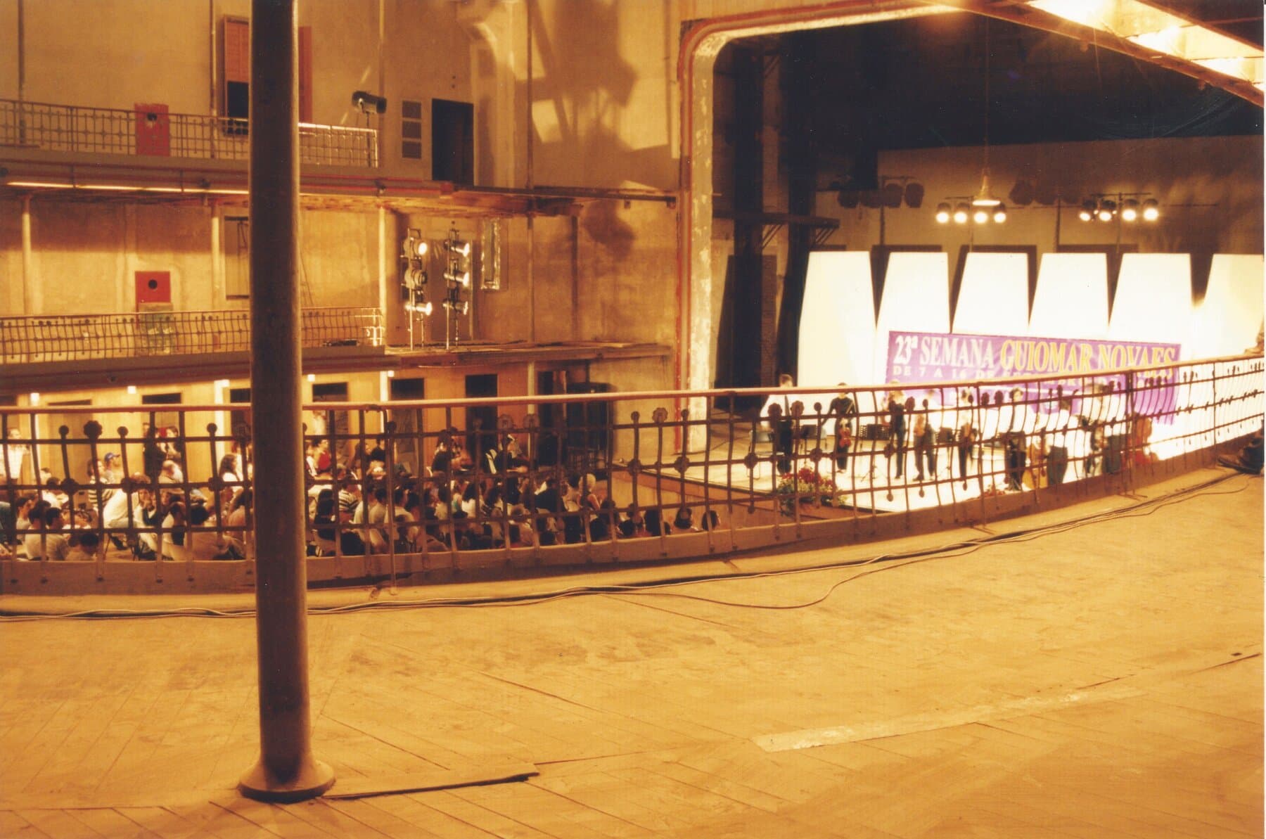 O palco e a boca de cena, vistos da plateia.