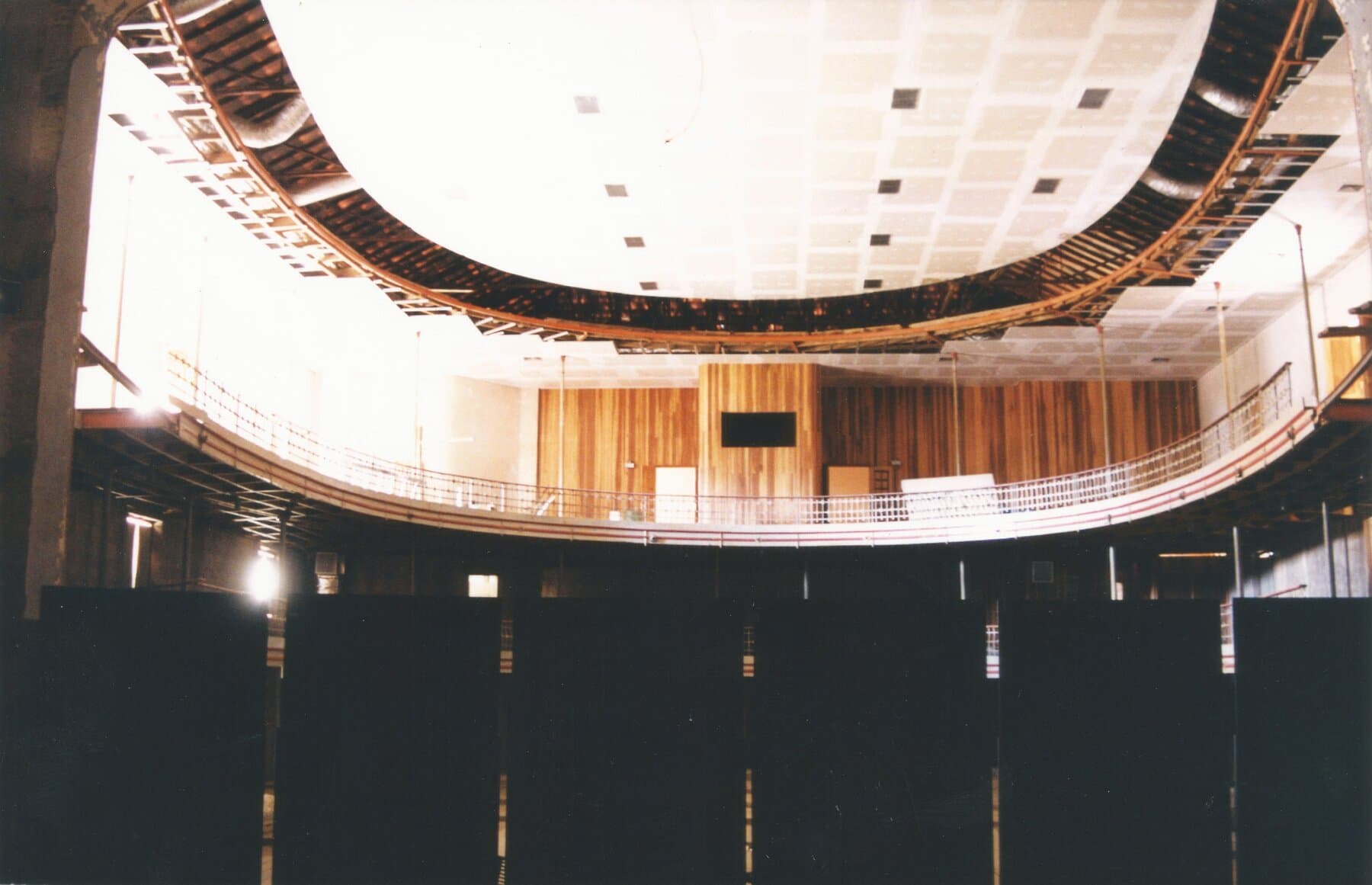 A cúpula e a curva das galerias — o interior em ferradura visto de baixo.