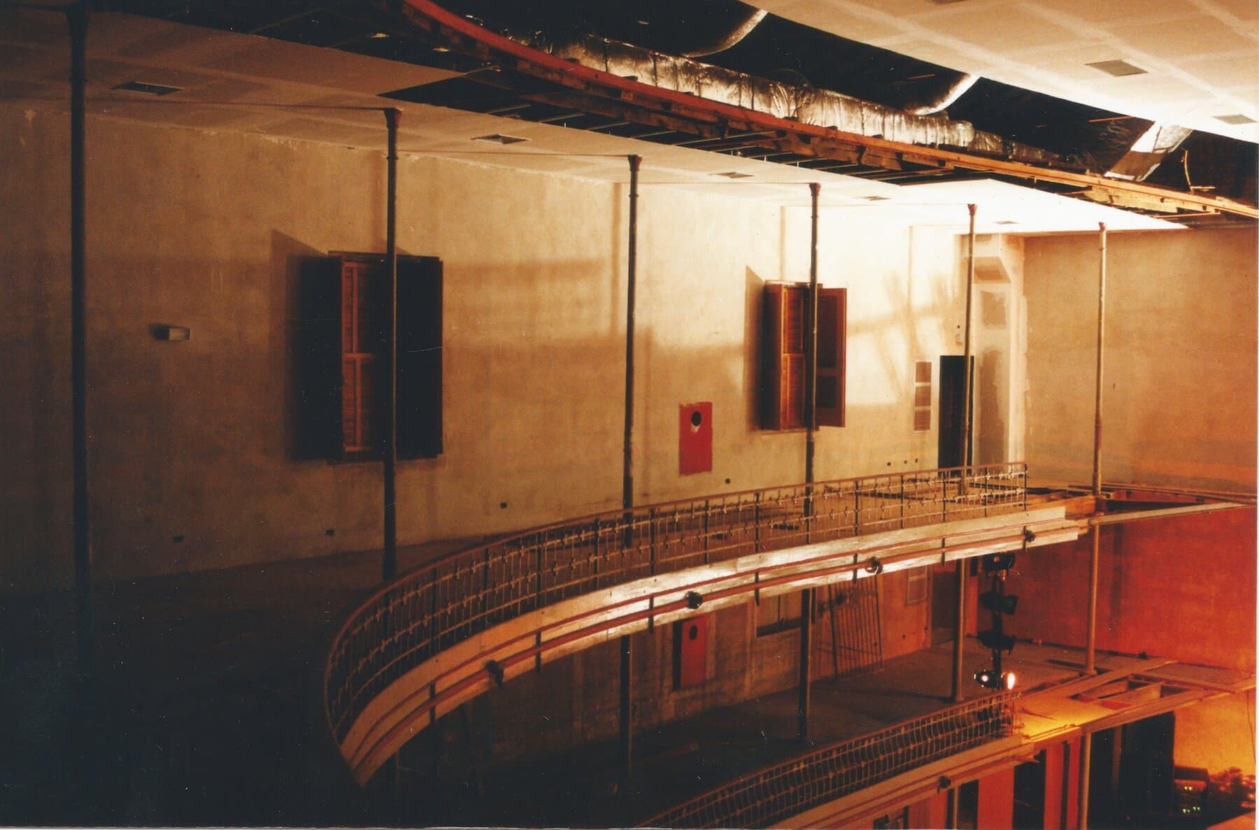 O interior em ferradura durante o restauro — as paredes ainda nuas e a estrutura das galerias à mostra.