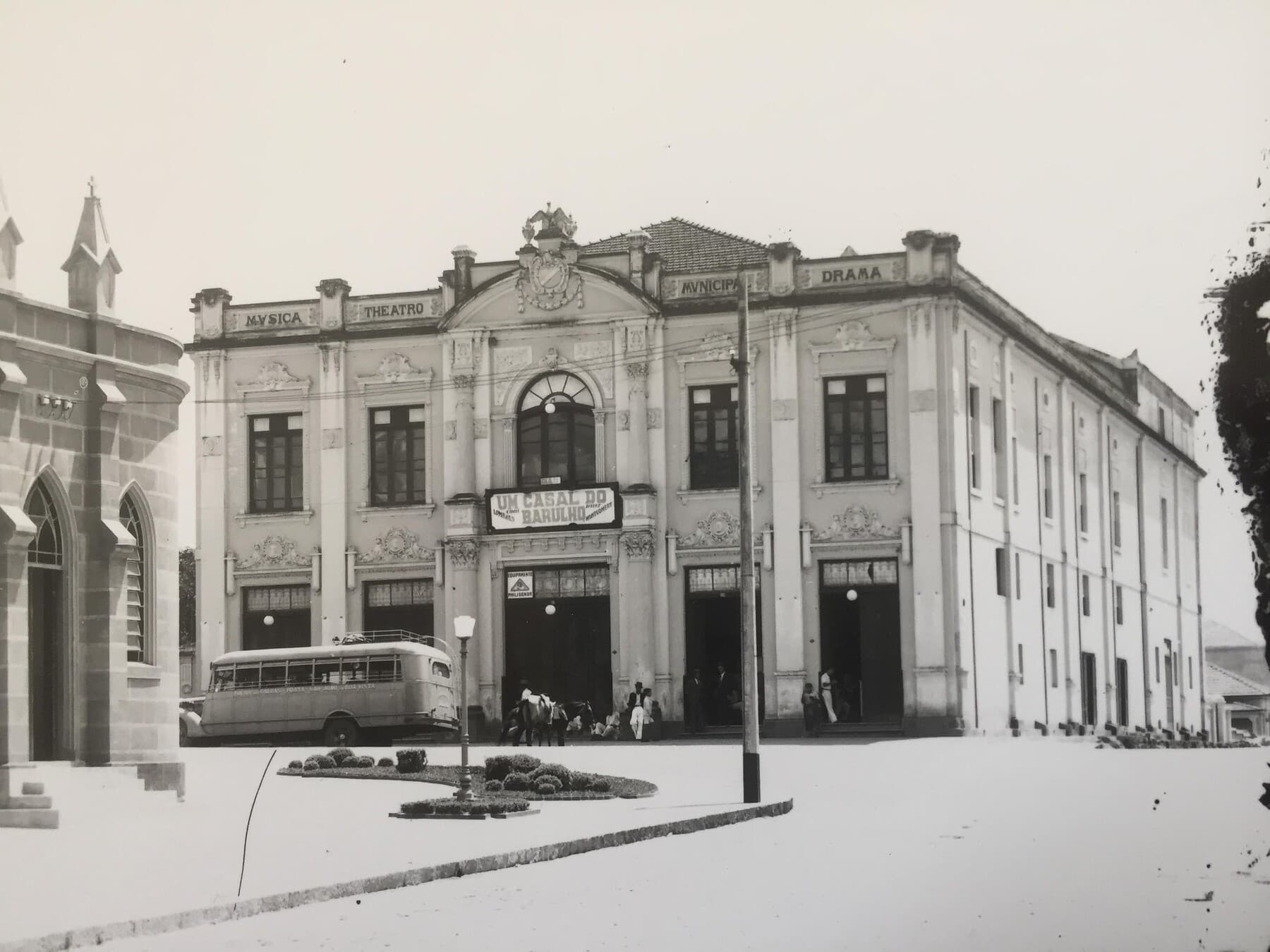 A fachada do Theatro com o jardim fronteiro, em fotografia antiga.