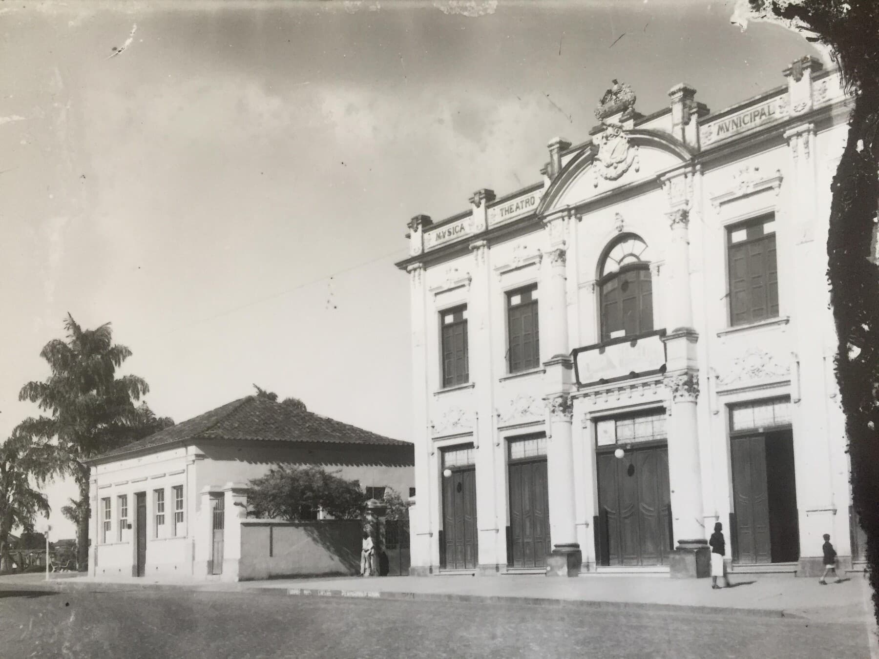 O Theatro e o comércio vizinho, em vista antiga da esquina.