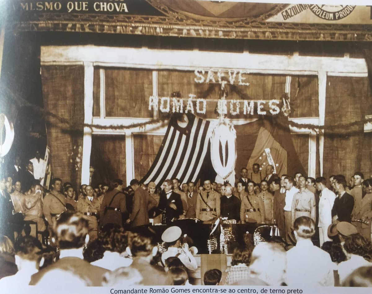 Homenagem ao comandante Romão Gomes no Theatro, em 1933.