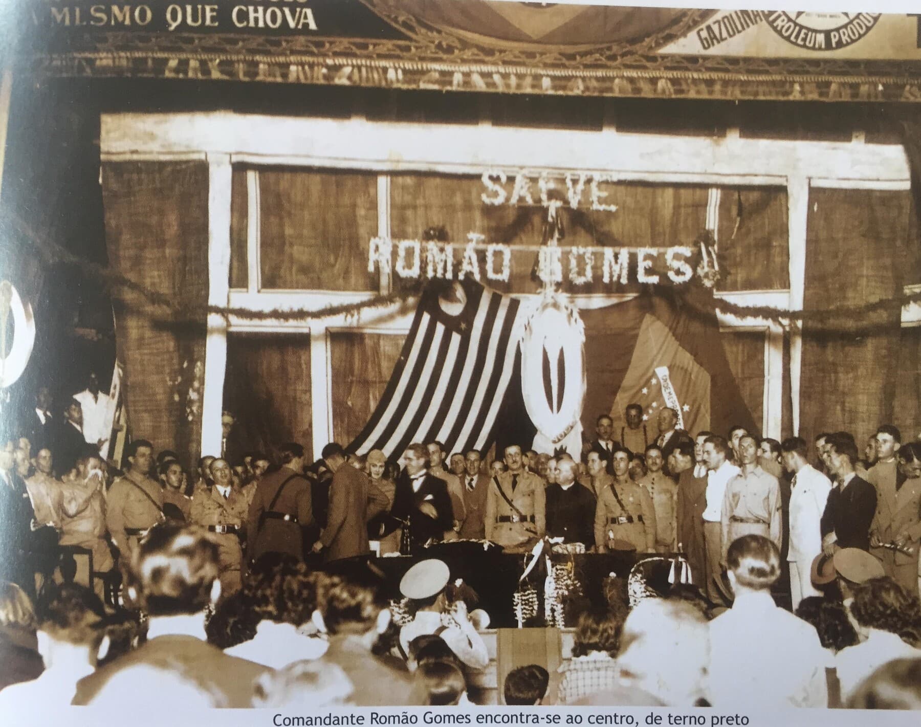 Homenagem ao comandante Romão Gomes no Theatro, em 1933 — pela atuação da Coluna Romão Gomes, a única invicta na Revolução Constitucionalista de 1932. O comandante aparece ao centro, de terno preto.